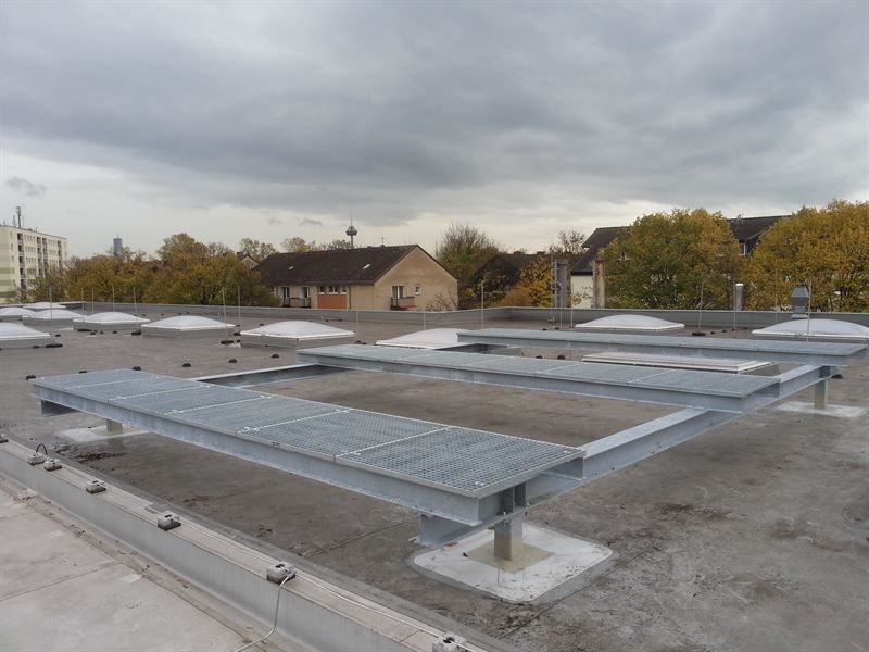 Ein Dach mit einer Metallplattform darauf