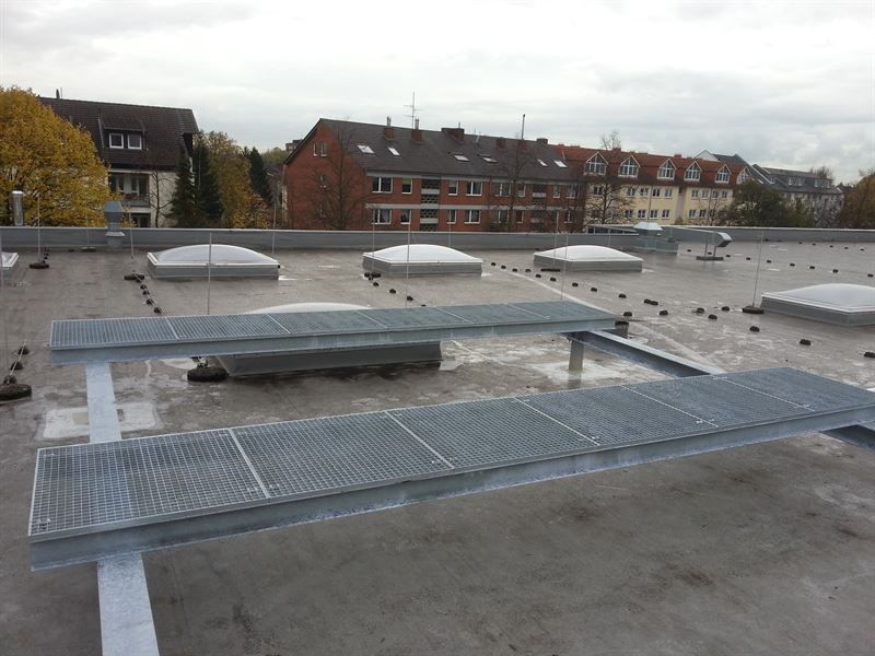 Das Dach eines Gebäudes mit einem Metallgitter darauf