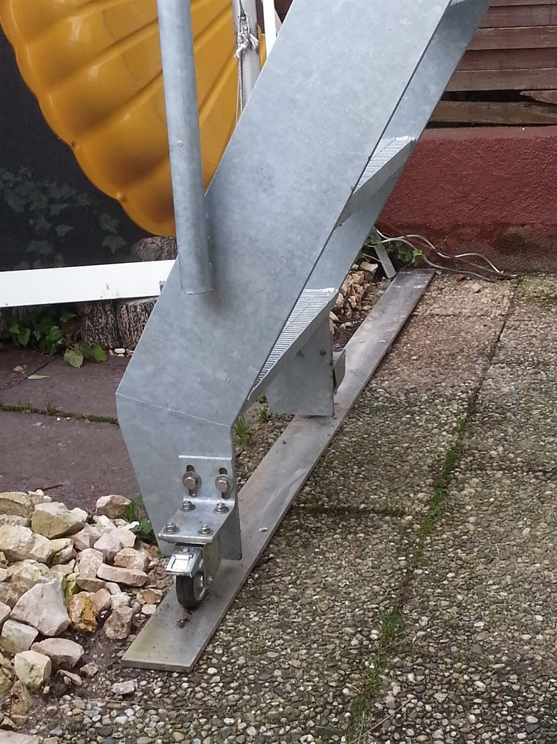 Eine Metalltreppe mit daran befestigten Rädern