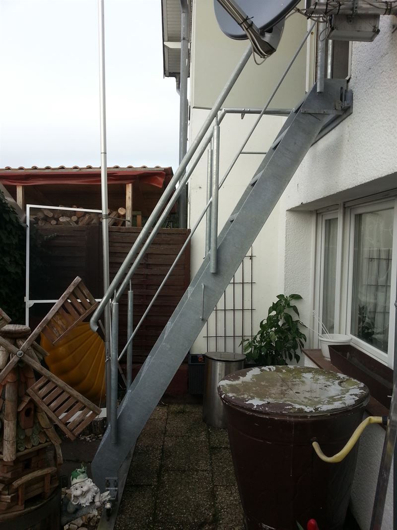 Eine Metalltreppe, die in den zweiten Stock eines Gebäudes führt