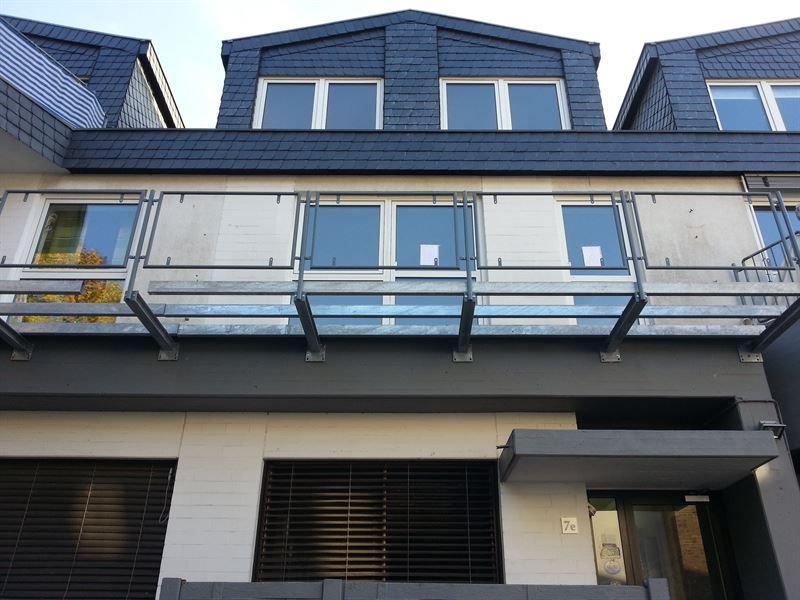 Ein Gebäude mit Balkon und Glasdach