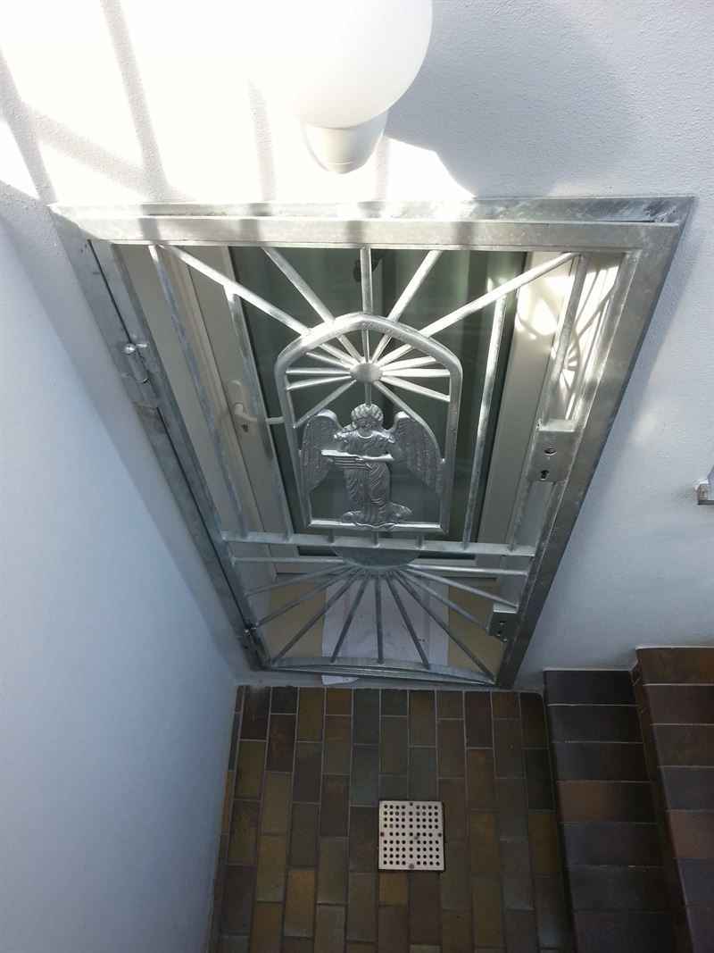 Eine Edelstahltür mit einem Engel darauf