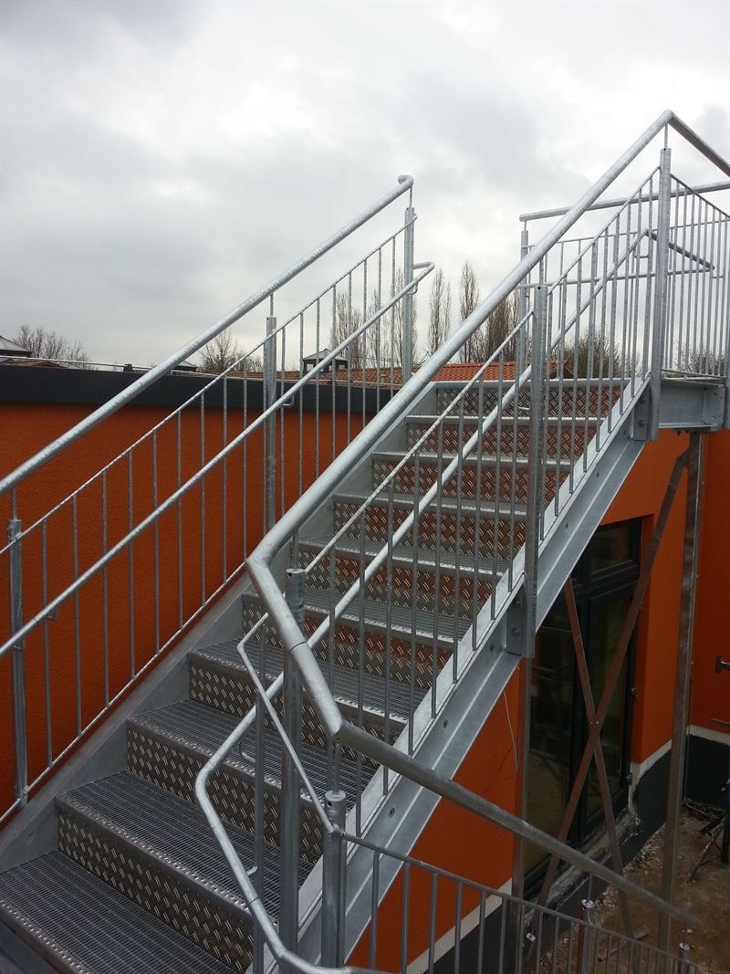 Eine Reihe von Metalltreppen mit einem Metallgeländer