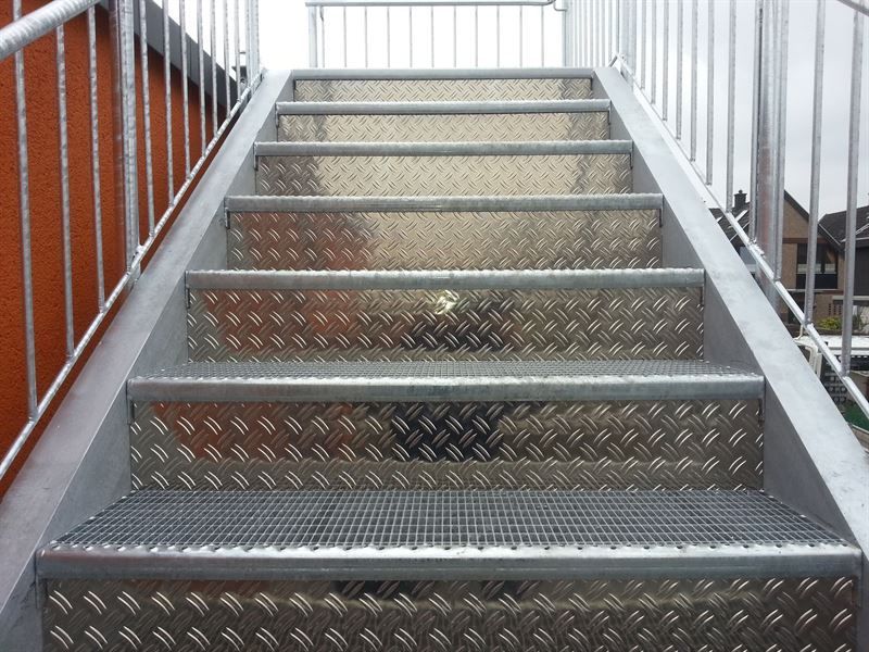 Eine Reihe von Metalltreppen mit einem Metallgeländer