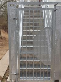 Ein Metalltor, das zu einer Treppe führt.
