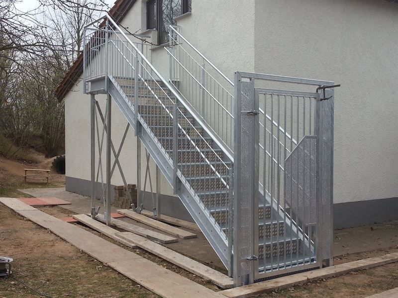 Eine Metalltreppe, die zu einem Gebäude hinaufführt