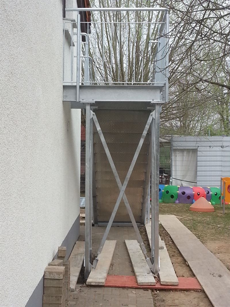 Eine Metalltreppe ist an der Seite eines Gebäudes angebracht
