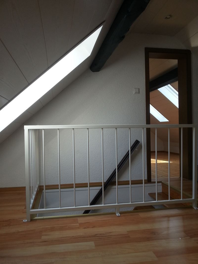 Ein leerer Raum mit einem Metallgeländer und Treppen