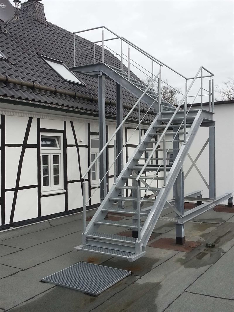 Eine Metalltreppe, die zum Dach eines Gebäudes führt