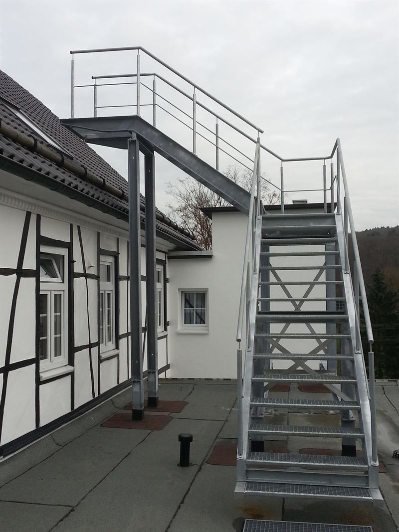 Eine Metalltreppe, die zum Dach eines Gebäudes führt