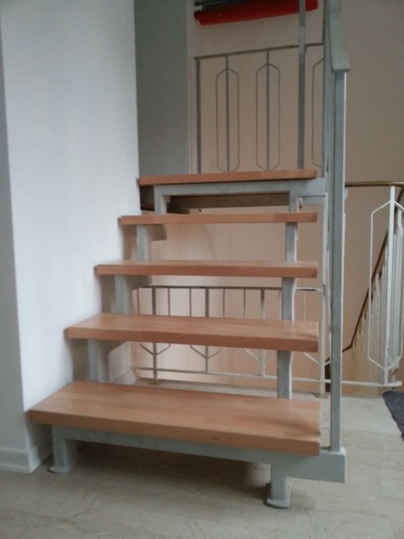 Eine Treppe mit Holzstufen und einem Metallgeländer