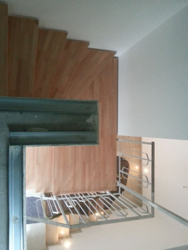 Eine Treppe mit Holzstufen und einem Metallgeländer