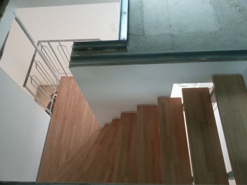 Eine Treppe mit Holzstufen und einem Metallgeländer