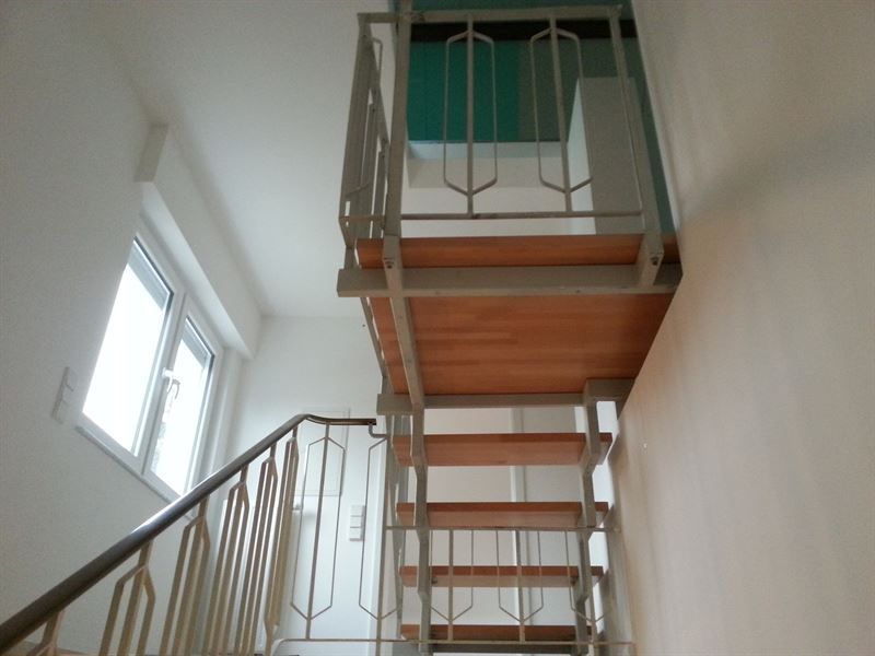 Eine Treppe mit Holzstufen und einem Metallgeländer