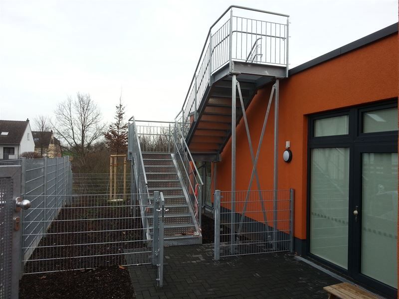 Eine Treppe, die zu einem orangefarbenen Gebäude führt