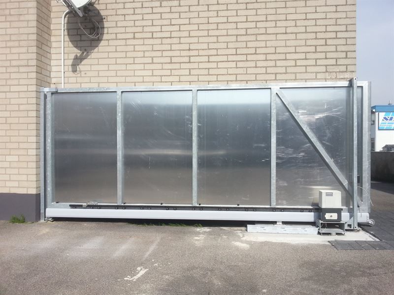 Ein Backsteingebäude mit einem Schiebetor davor