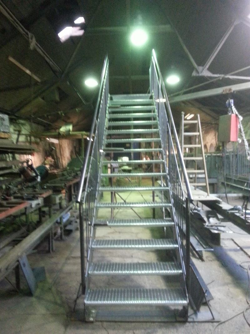 Eine Reihe von Metalltreppen in einem Gebäude