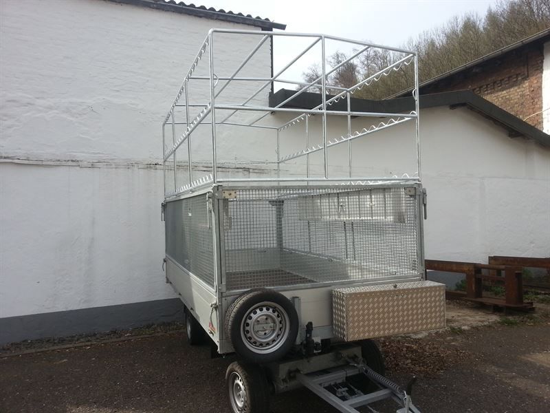 Ein Anhänger steht vor einem weißen Gebäude