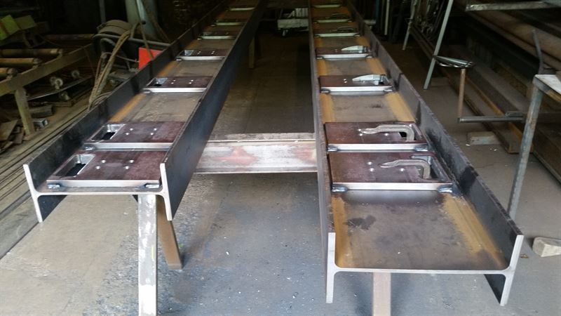 Ein Haufen Metallteile liegt auf einem Tisch