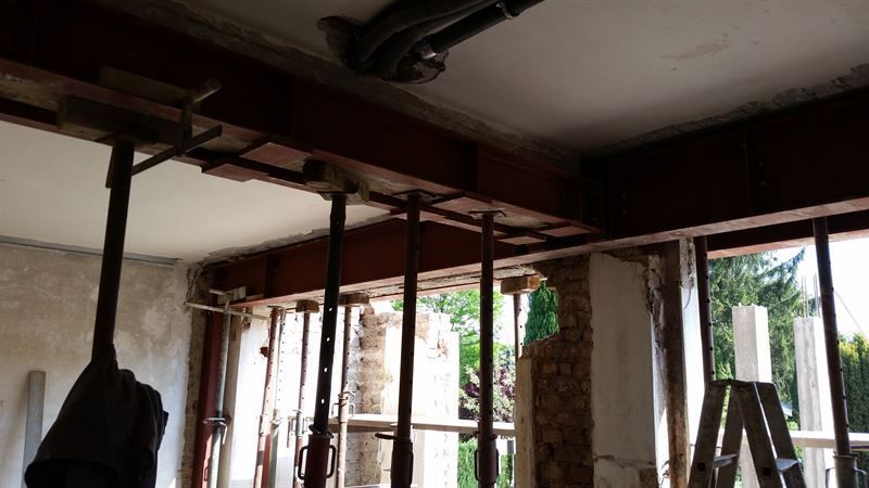 Eine Leiter hängt von der Decke eines im Bau befindlichen Gebäudes.