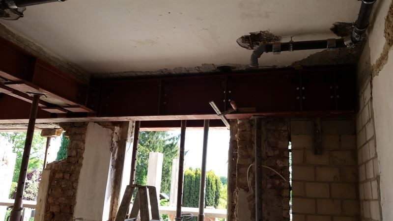 In der Mitte eines im Bau befindlichen Gebäudes steht eine Leiter.