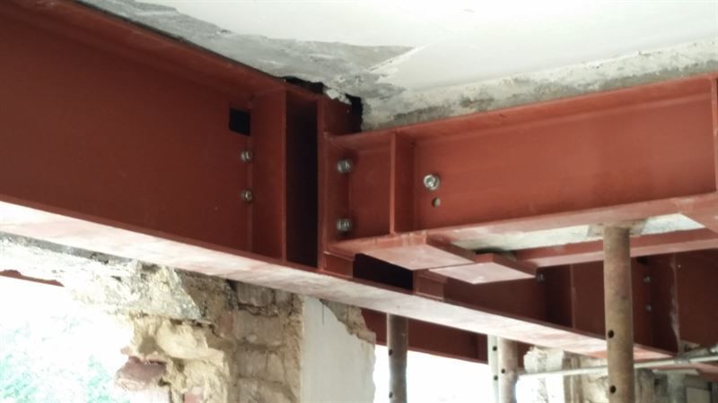 Eine Nahaufnahme einer Metallstruktur in einem im Bau befindlichen Gebäude.