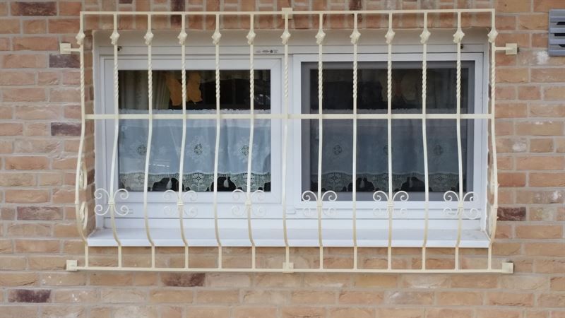 Ein Fenster mit einem schmiedeeisernen Gitter darauf