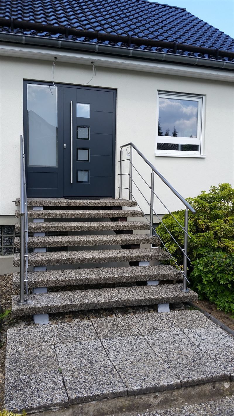 Ein Haus mit Treppen, die zur Haustür hinaufführen