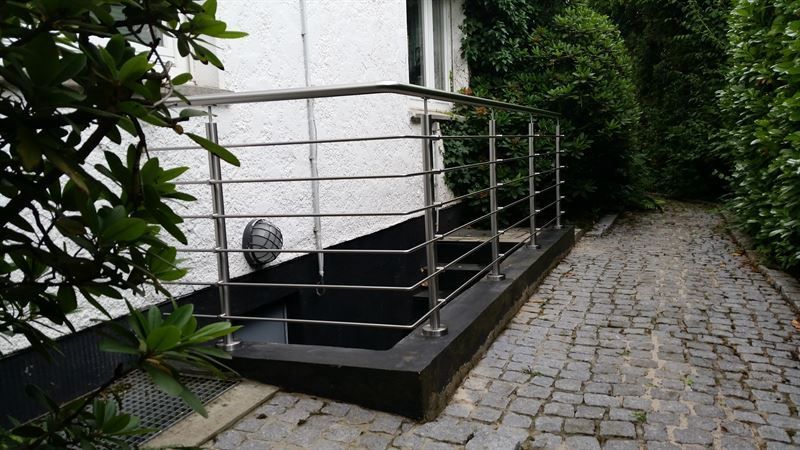 Ein Edelstahlgeländer an der Seite eines Gebäudes