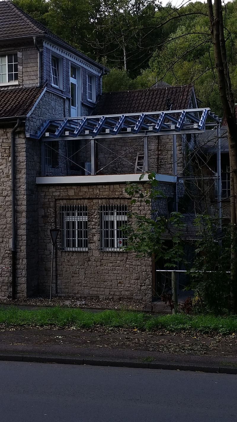 Ein Backsteingebäude mit blauem Dach wird umgebaut.