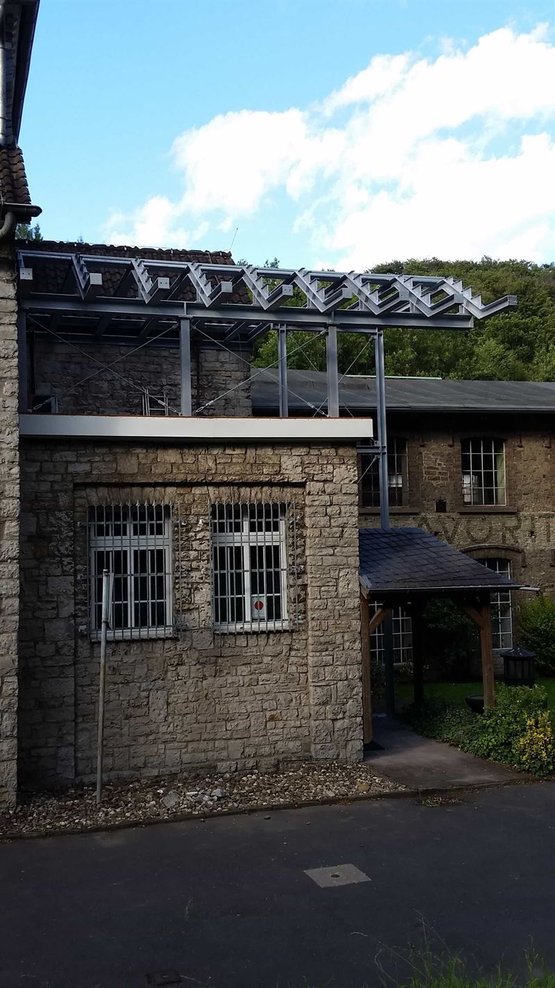 Ein Steingebäude mit einem durch einen Brand beschädigten Dach.