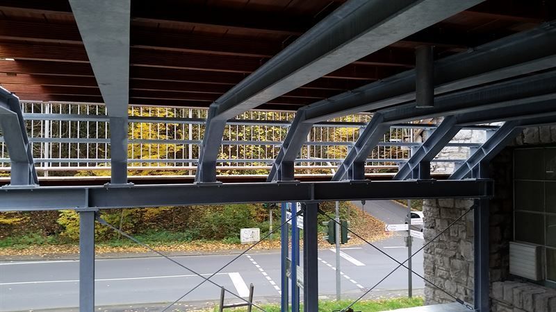 Eine Brücke über eine Straße mit Bäumen im Hintergrund