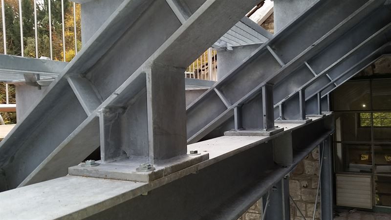 Eine Nahaufnahme einer Metallkonstruktion mit Treppen im Hintergrund