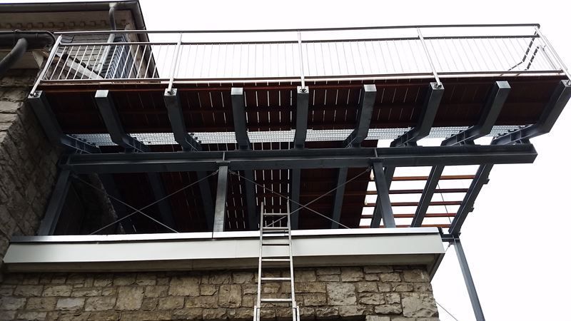 Ein Gebäude mit einem Balkon und einer Leiter darauf