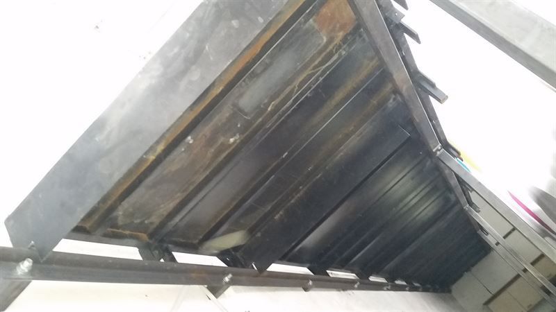 Eine Nahaufnahme einer Metallstruktur mit weißem Hintergrund