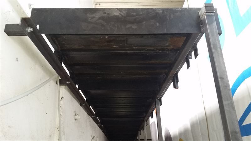 Eine Metallplattform befindet sich in der Mitte eines Tunnels