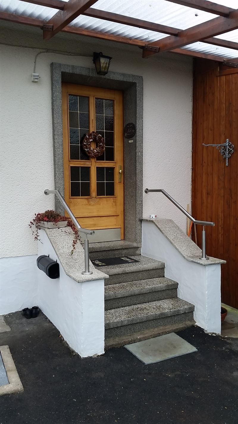 Die Eingangstür eines Hauses mit Treppen, die hinaufführen