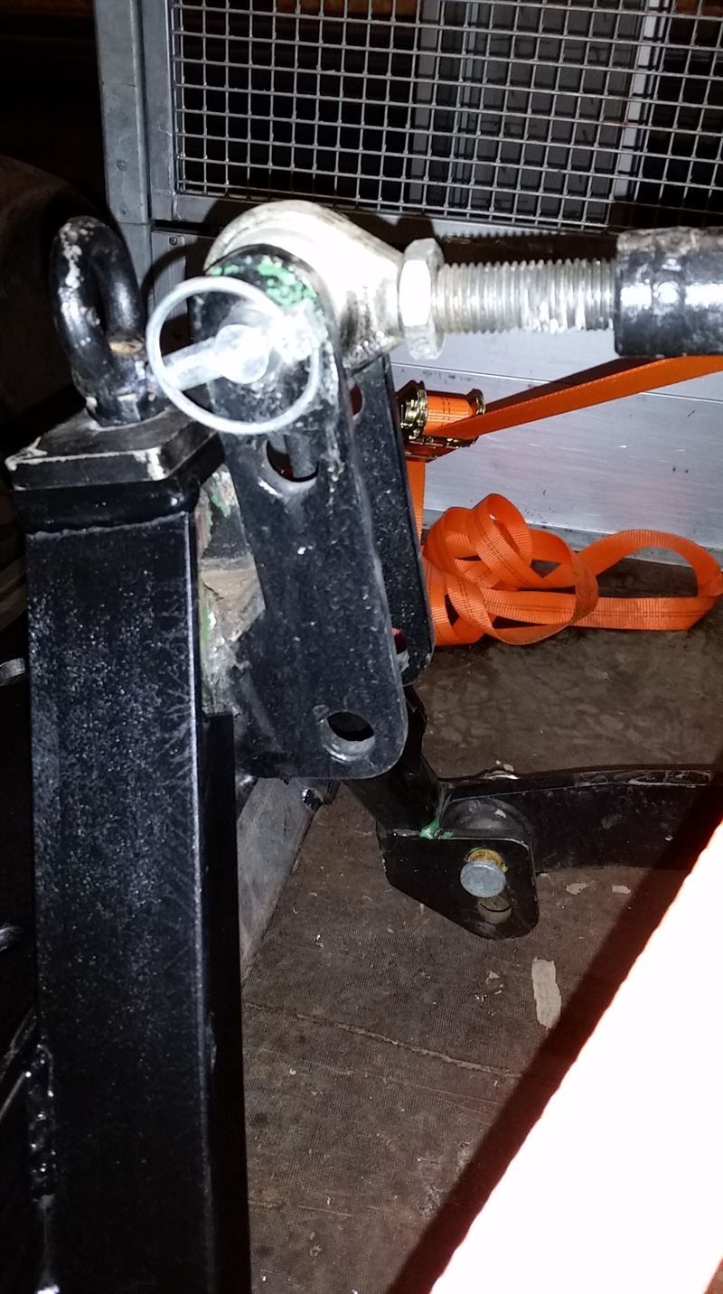 Eine Nahaufnahme eines Metallstücks, an dem ein Schlauch befestigt ist.