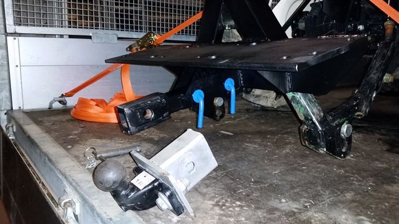 Auf der Rückseite eines LKWs befindet sich ein Abschlepphaken.