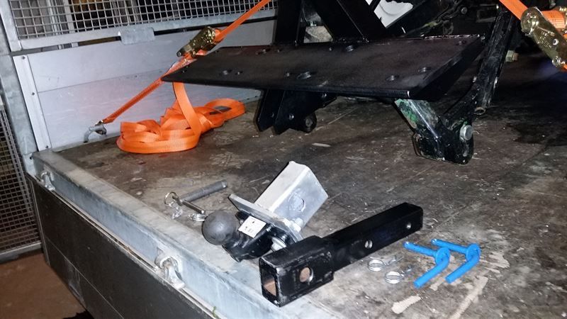 Die Ladefläche eines Lastwagens mit einem Haufen Werkzeug darauf.