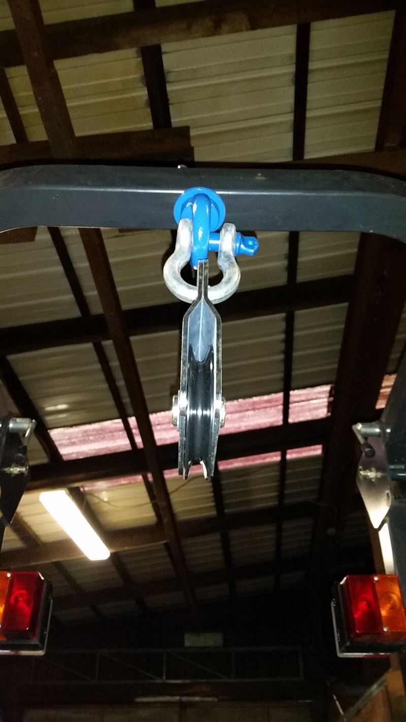 Von der Decke einer Garage hängt eine Seilrolle.