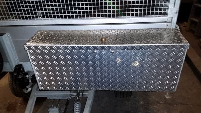 An der Seite eines Anhängers ist eine Metallbox angebracht.