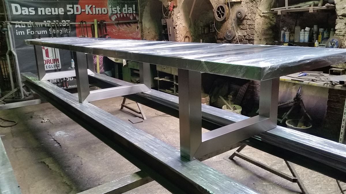 In einer Werkstatt wird ein Edelstahltisch gebaut.