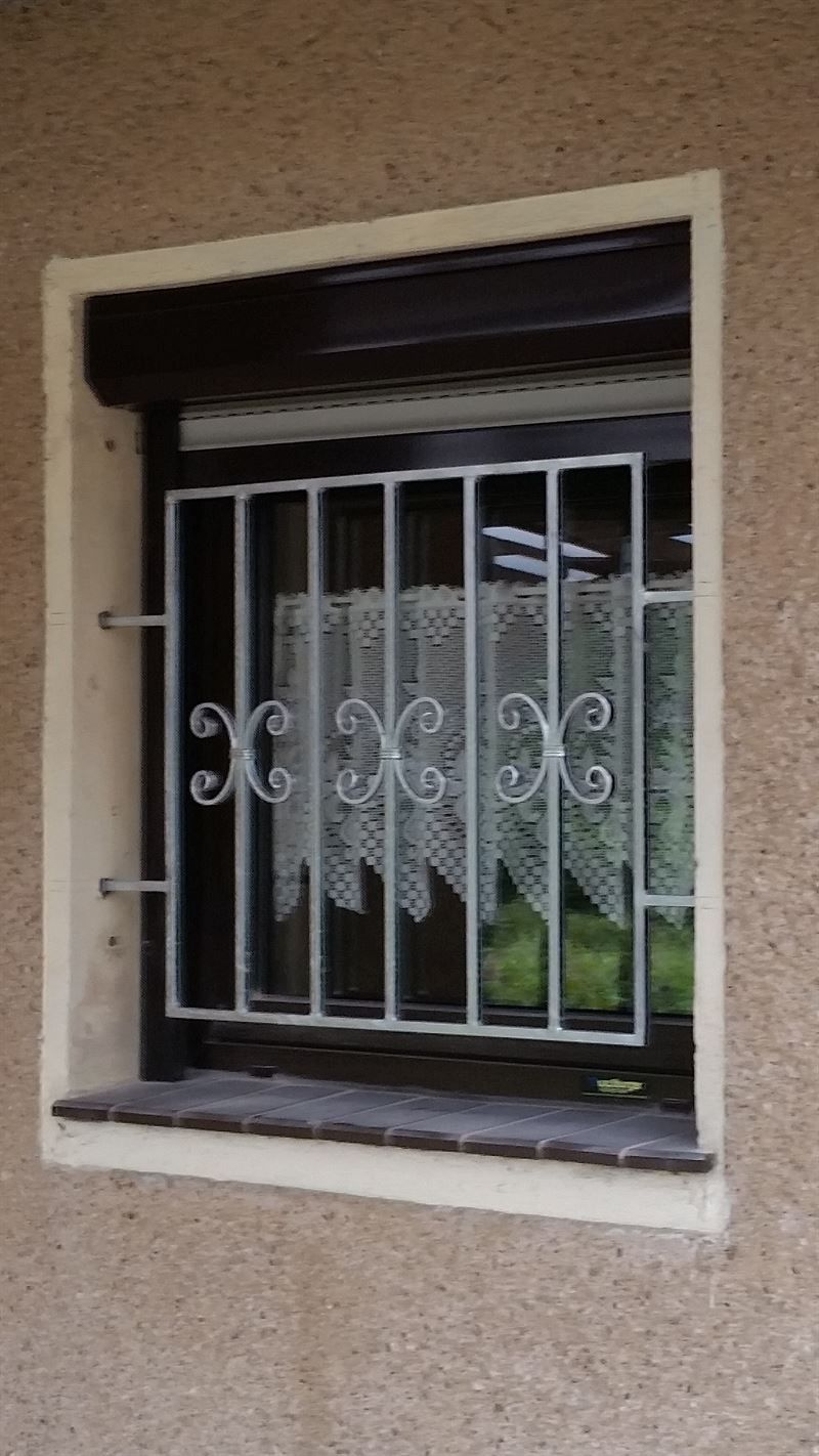 Ein Fenster mit einem schmiedeeisernen Gitter darauf