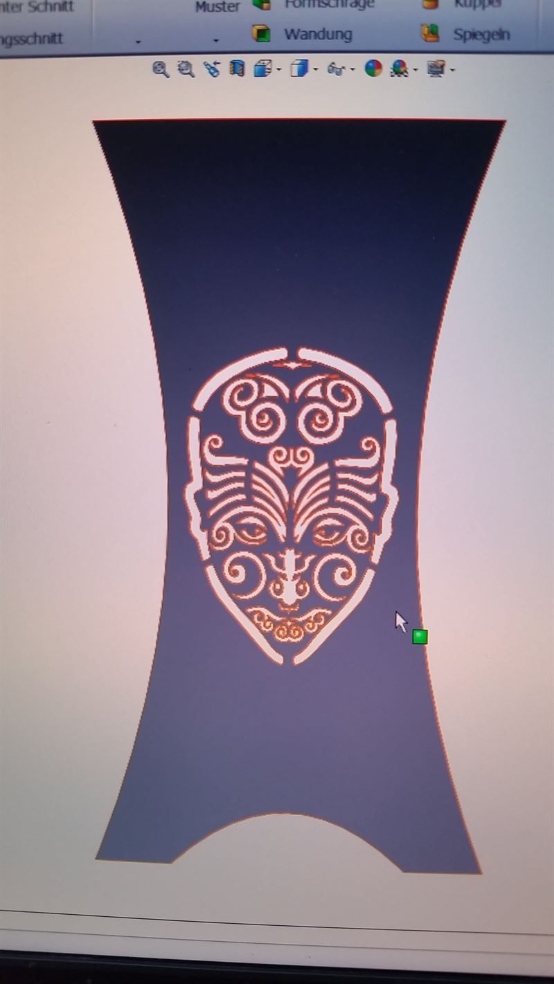 Auf einem Computerbildschirm wird der Entwurf einer Vase mit einem Gesicht darauf angezeigt.