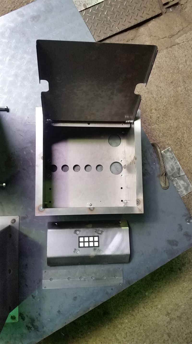 Auf einem Metalltisch steht ein Briefkasten aus Edelstahl.