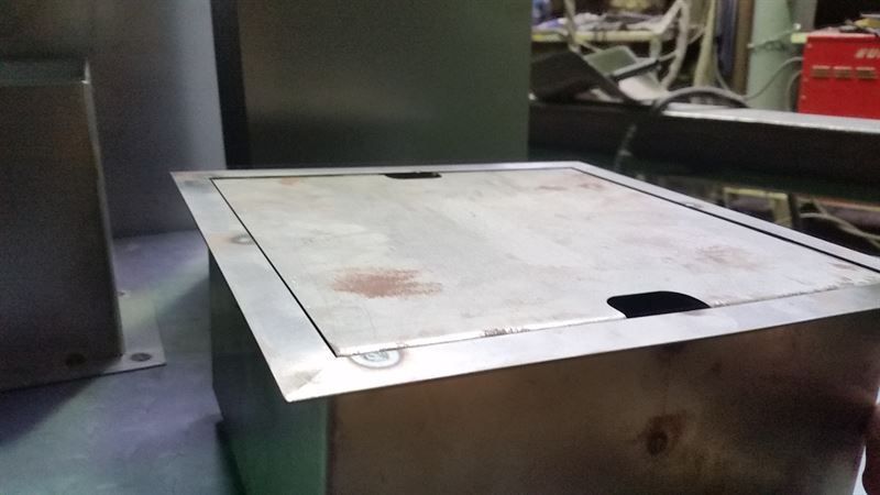 Auf einem Tisch steht eine Edelstahlbox mit Deckel.