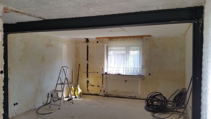 In der mitte des raumes steht eine leiter.