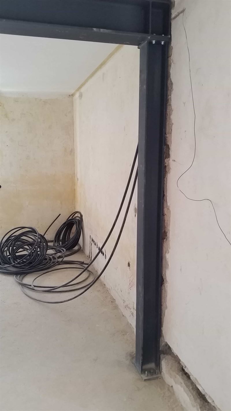 In diesem Raum hängen viele Kabel von der Wand.