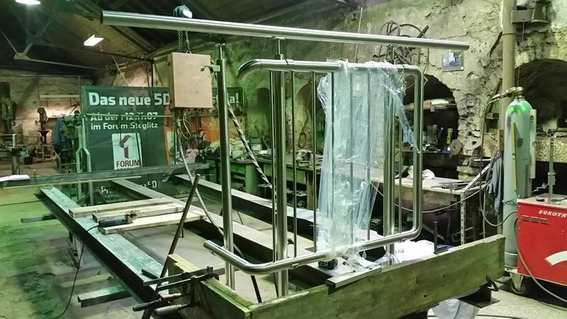 In einer Fabrik wird ein Edelstahlgeländer gebaut.